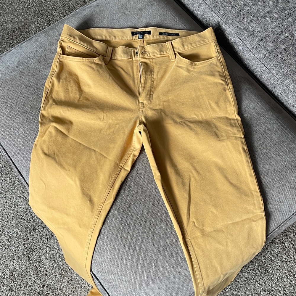 Banana Republic Traveler Khaki Pants